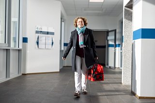 Ärztin auf dem Weg zu einem Hausbesuch