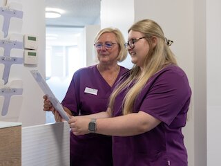 Mitarbeiterinnen des Praxis-Teams sortieren Patientendokumente ein