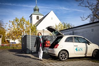 Ärztin auf dem Weg zu einem Hausbesuch