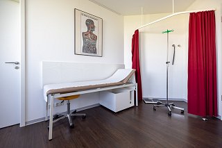 Liege in einem Behandlungszimmer