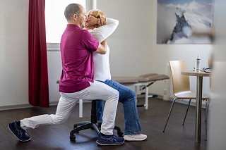 Arzt führt Chiropraktik an Patientin durch