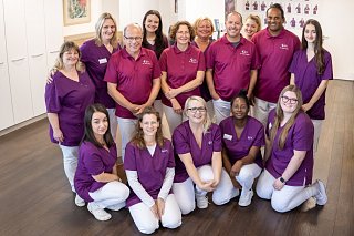 Foto des gesamten Praxis- und Ärzte-Teams