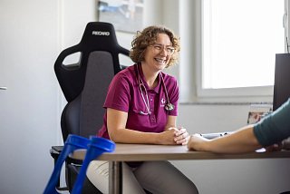 Ärztin in Sprechstunde