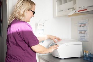 Mitarbeiterin des Praxis-Teams im Labor