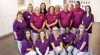 Foto des gesamten Praxis- und Ärzte-Teams