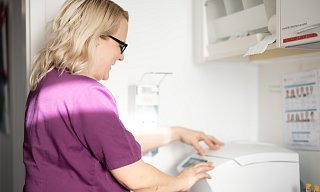 Mitarbeiterin des Praxis-Teams im Labor