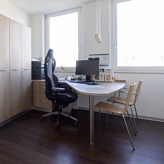 Ansicht des Schreibtischs in einem Behandlungszimmer