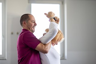 Arzt führt Chiropraktik an Patientin durch