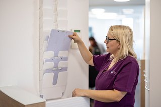 Mitarbeiterin des Praxis-Team sortiert Patientendokumente ein