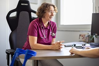 Ärztin in einer Sprechstunde