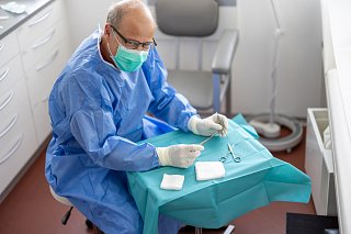 Arzt bereitet sich auf kleinen chirurgischen Eingriff vor