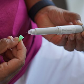 Person hält Abnehmspritze in den Händen