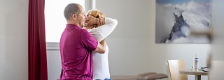 Arzt führt Chiropraktik an Patientin durch
