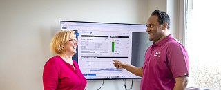 Arzt bespricht AGP-Bericht mit Patientin