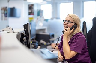 Mitarbeiterin des Praxis-Teams am Empfang