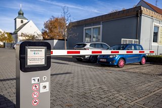 Ansicht der Parkplatzschranke inklusive der Parkgebühren am GZK